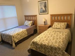 基西米威尼斯湾乡村度假酒店的一间卧室设有两张床和窗户。