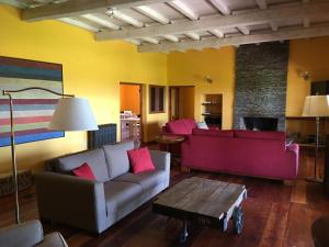 Fuerte QuemadoFinca Albarossa的客厅配有两张沙发和一张桌子