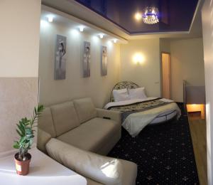 伊万诺-弗兰科夫斯克豪华公寓式酒店的客厅配有沙发和1张床