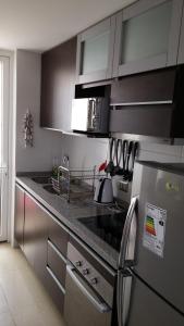 科金博Condominio Costamar的厨房配有炉灶和冰箱。