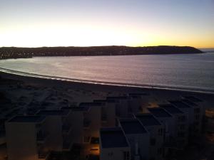 科金博Condominio Costamar的日落时分享有海滩和大海的景致
