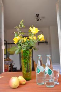 法克湖斯提西恩豪斯旅馆的一张桌子,上面有两瓶,花瓶上还有黄花
