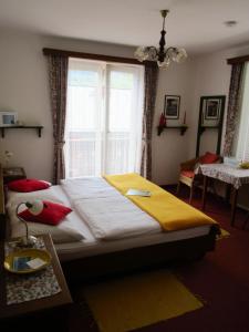 法克湖斯提西恩豪斯旅馆的一间卧室设有一张大床和一个窗户。