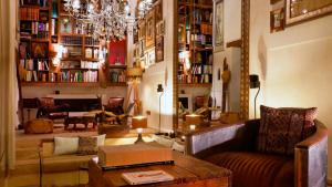 非斯卡拉旺摩洛哥传统庭院住宅的带沙发和吊灯的客厅