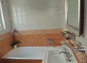马奥莱卡萨拉斐尔康佛堤酒店的带浴缸和盥洗盆的浴室