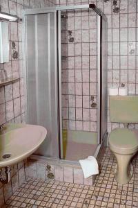 奥斯纳布吕克胡克斯米勒餐厅及酒店的带淋浴、卫生间和盥洗盆的浴室