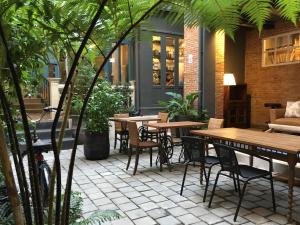 清迈努瓦尔酒店的户外庭院设有桌椅和植物