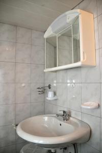 黑马戈尔Haus Jost Ingrid的一间带水槽和镜子的浴室