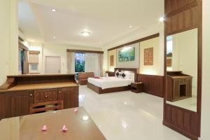 北芭堤雅沃尼达别墅花园度假酒店的一间带床和浴室的大卧室