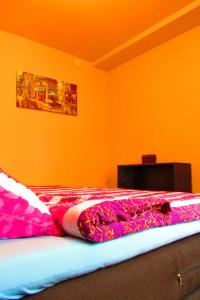 锡吉什瓦拉Citadel Park Apartment的一间卧室配有一张带粉色毯子的床
