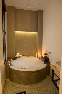 阿利坎特S30丽娜维多利亚公寓酒店 的浴室设有大浴缸,配有灯光