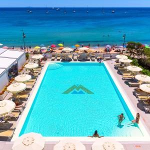 坎普码头Hotel Montecristo的海滩上游泳池的顶部景色