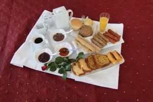 特里卡拉潘尼尔里尼恩酒店的含有不同种类面包和饮料的食品