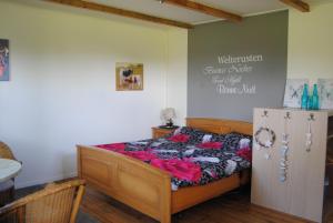 Wichmond瓦尔斯提住宿加早餐旅馆的一间卧室配有一张床和一台挂有墙上标志的冰箱