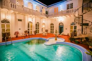 伊基托斯卡萨莫雷酒店的一座大型房屋内的室内游泳池,该房屋拥有一座大型建筑