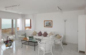 帕尔斯海滩高尔夫度假公寓的客厅配有沙发、椅子和桌子