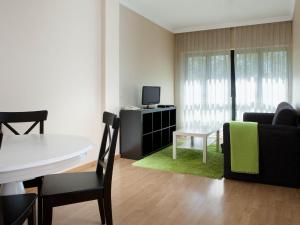 马德里Apartamentos TH La Florida的客厅配有沙发和桌子