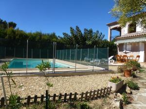 滨海圣西尔B&B Sita chambres d'hotes的一座房子旁带围栏的游泳池