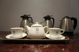 哈伊勒黑尔洛姆旅馆的盘子里放两个茶壶和两个杯子