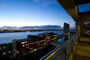 利物浦Merchant Quarters Apartments的夜晚从阳台欣赏建筑的景色