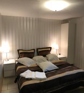 Hedemora海德莫洛基酒店的一间卧室配有一张床,上面有两条毛巾