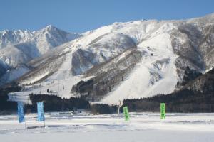 白马村白马村桑塔纳住宿加早餐旅馆的山前有标志的雪覆盖的山