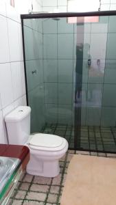 萨尔瓦特拉芳心度假屋的一间带卫生间和玻璃淋浴间的浴室