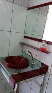 萨尔瓦特拉芳心度假屋的一间带红色水槽和镜子的浴室