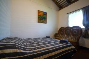 格拉纳达阿卡德诺旅馆的一间卧室设有一张床和一个窗口