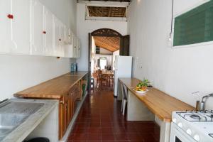 格拉纳达阿卡德诺旅馆的厨房配有白色橱柜和木制台面