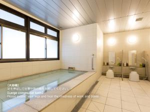 长崎长崎领衔胶囊旅馆的一间带游泳池和两个卫生间的浴室