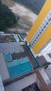 汝来HNM吉隆坡国际机场梅萨山尼莱民宿的享有带游泳池的大楼的顶部景致