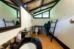 山林自然生活方式酒店的一间浴室