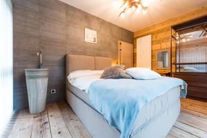 菲施WOO® Loft Resort的一间卧室配有一张带蓝色毯子的床