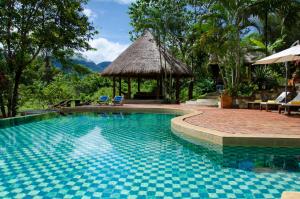 琅勃拉邦山林自然生活方式酒店的一个带凉亭的游泳池和一个度假村