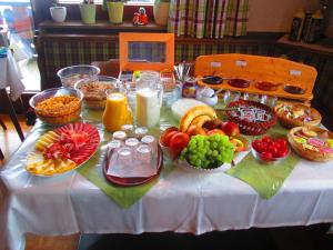 Sankt Lorenzen im LesachtalPension Anderlehof的一张桌子,上面放着一大堆水果和其他食物