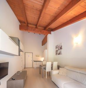 科马诺泰梅Residenza Finestra sul Parco的客厅配有沙发和桌子
