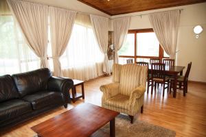 MatibidiBlyde Canyon, A Forever Resort的客厅配有沙发和桌椅