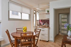 科英布拉拱形屋公寓的厨房以及带桌椅的用餐室。
