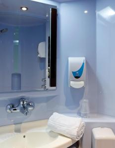 圣普列斯特里昂东A&H普瑞伍列志酒店 - 圣普列斯特欧洲博览馆的蓝色的浴室设有水槽和镜子