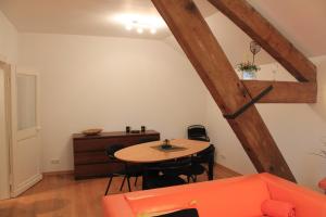 蒙绍Zum alten Landrat的客厅配有桌子和书桌