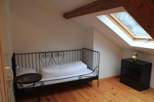 蒙绍Zum alten Landrat的一间卧室配有一张黑色床和窗户