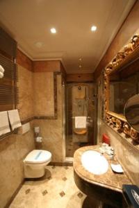 罗马圣安塞尔莫酒店的浴室配有卫生间、盥洗盆和淋浴。
