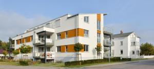朱列斯拉赫Ferienwohnung Seestern的公寓大楼拥有白色和橙色色调