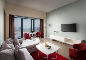 三亚三亚凤凰机场酒店的带沙发和电视的客厅