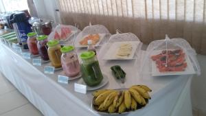 Currais Novos鲍萨达曼克斯酒店的水果和其他食物的桌子