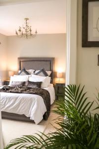 卡林福德Carlingford Sea Cottage的一间卧室配有带白色床单和枕头的床。