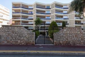 戛纳Appartement Cannes vue mer的石墙前有门的建筑