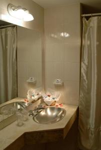 圣拉斐尔Hotel San Rafael的一间带水槽和镜子的浴室