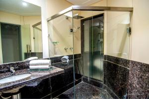 纳塔尔图卢兹汽车旅馆（仅限成人）的一间带水槽和玻璃淋浴的浴室